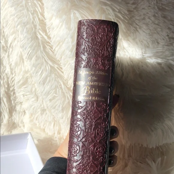 Elegant maroon Leather Bible - Picture 7 of 9